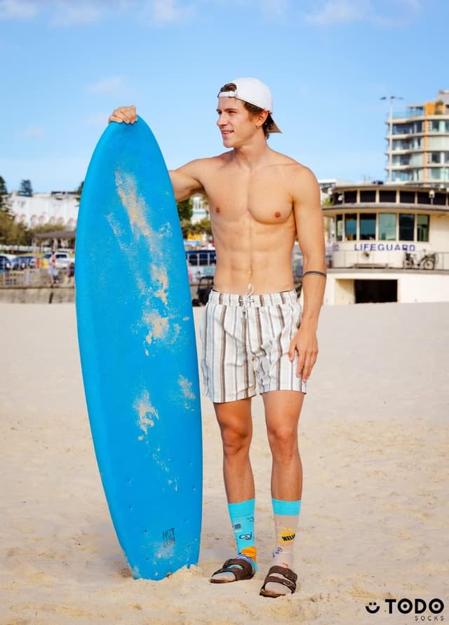 Detalle 2 de TODO Colours Mountain Trail: lustige Motiv-Socken mit asymmetrischem Paar für Damen, Herren & Kinder