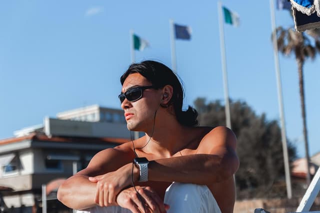 Detalle de LUDOS Ultra Wired Earbuds (In-Ear) with Microphone — Noise Isolating, Memory Foam Tips, 5-Year Warranty, Gold