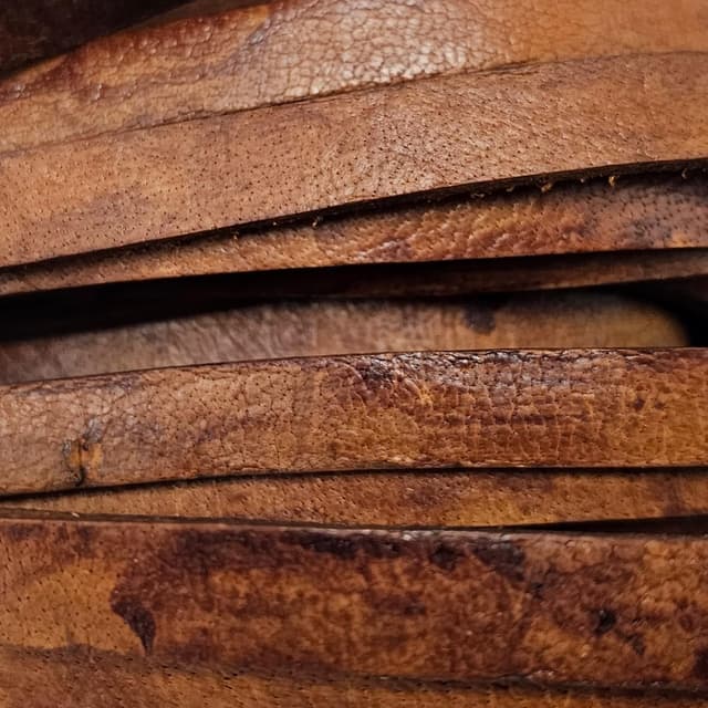 Detalle de Cordoncino di cuoio piatto 10 mm x 2,5 mm, marrone antico, 10 metri