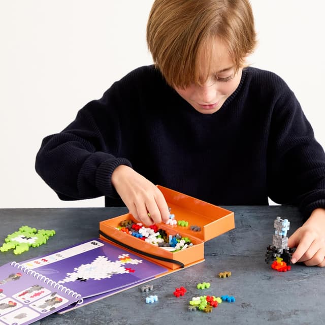 Thumbnail 6 de PLUS PLUS Travel Toys Building Blocks Puzzle Play (Space) – 12 pages with 125 pieces in attached storage, for age 5+