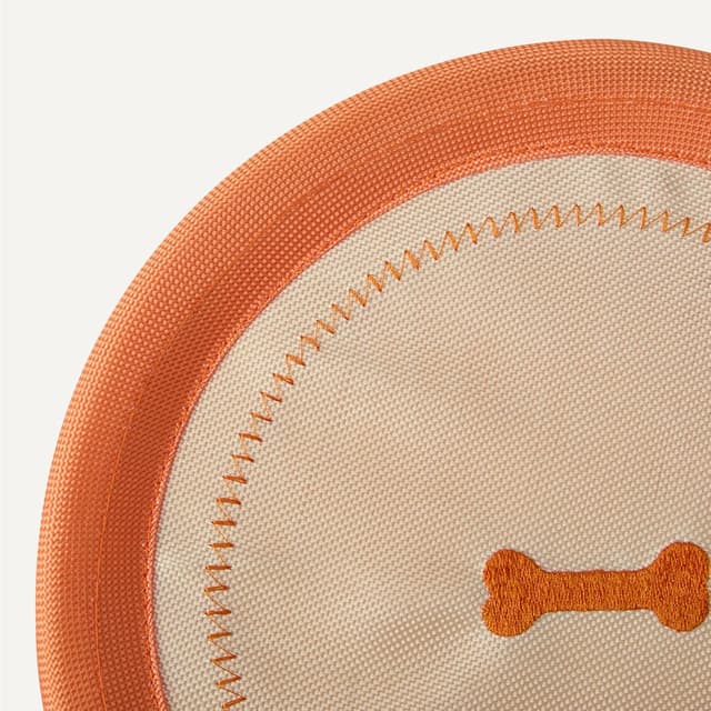 Detalle 2 de Amazon Basics Hundefrisbee (leicht, flexibel, schwimmt auf Wasser) – 1er-Pack