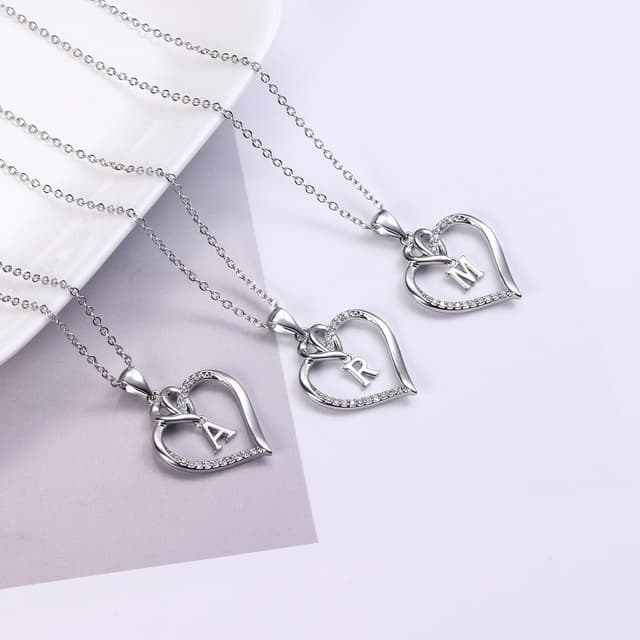 Detalle de Collier initiale en cœur TINGN plaqué or 14 carats avec zirconia (chaîne + extension)