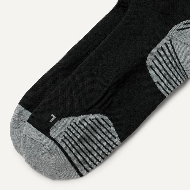 Detalle de Amazon Essentials Herren sportliche Funktions-Laufsocken – gepolstert, mit Fußgewölbeunterstützung