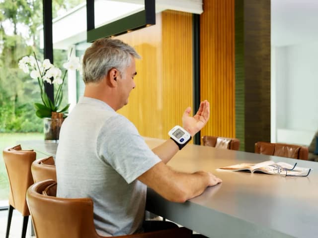 Thumbnail 1 de Omron RS4 Blutdruckmessgerät 60 Messungen