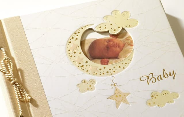 Detalle de walther design Babyalbum creme UK-114 mit Cover-Ausstanzung und Prägung