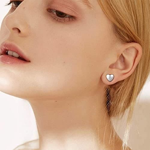 Detalle de Pendientes de plata de ley 925 Jrêveinfini con iniciales y corazón (letra pequeña) e hipoalergénicos