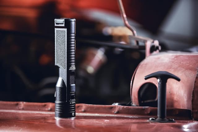 Detalle de Streamlight Stinger 2020 Rechargeable Flashlight (2000-Lumen) with 120V AC/12V DC 1-Holder Charger, Blue