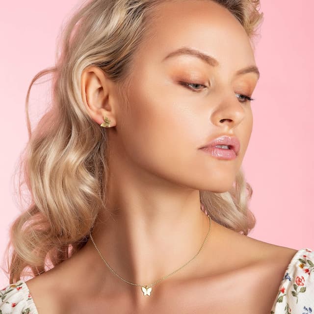 Detalle de Orecchini a lobo Namana con farfalla, finitura spazzolata e confezione regalo