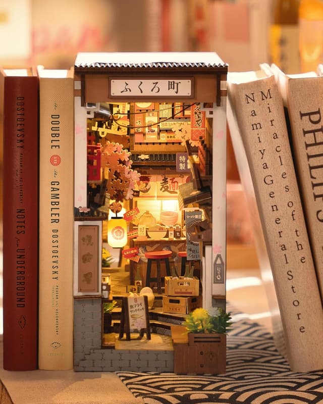 Imagen de Rolife Book Nook Kit Sakura Wine Alley miniature diorama en OfertitasTOP