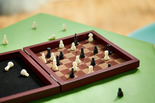 Detalle 2 de Noris Deluxe Reisespiel Schach – magnetisches Schach mit Holz-Box für 2 Spieler (ab 6 Jahren)