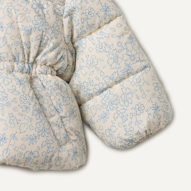 Detalle de Amazon Essentials Girl’s Water-Resistant Hooded Puffer Jacket (Sofia Grainge collaboration)