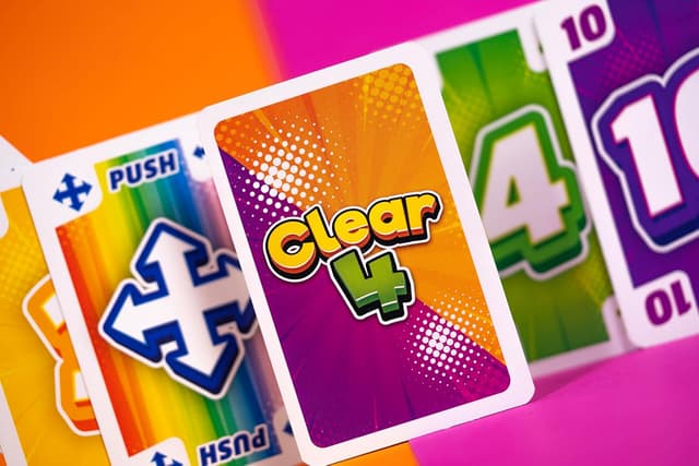 Detalle de Jeu de cartes Schmidt Spiele 49473 Clear 4 « Petit et Fin » (2 à 6 joueurs)