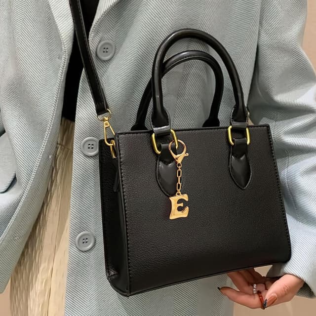 Detalle de LILIE&WHITE Gold Letter “E” Keychain Keyring for Women – stylish bag charm, gift accessory