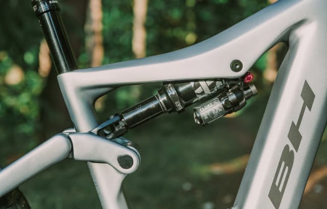 Detalle de BH ATOMX LYNX 9.8 BH Bikes: e-MTB doble suspensión 29" para enduro con cuadro de carbono