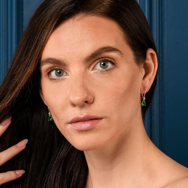 Detalle 2 de Zavana Petites Boucles d’Oreilles Pendantes goutte vertes (argent ou or) pour femme et jeune fille