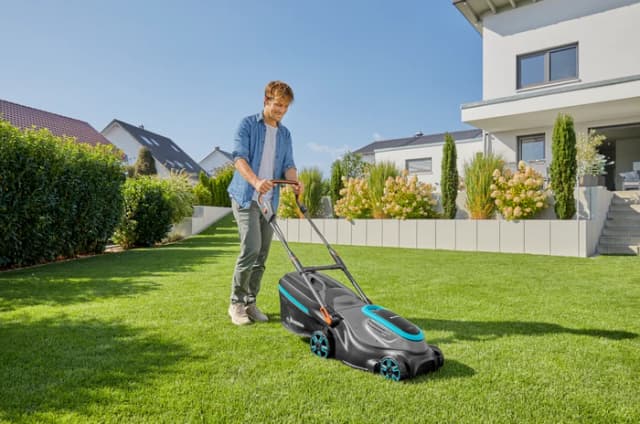 Detalle de GARDENA PowerMax 37/36V P4A Set – Akku-Rasenmäher für bis zu 350 m²