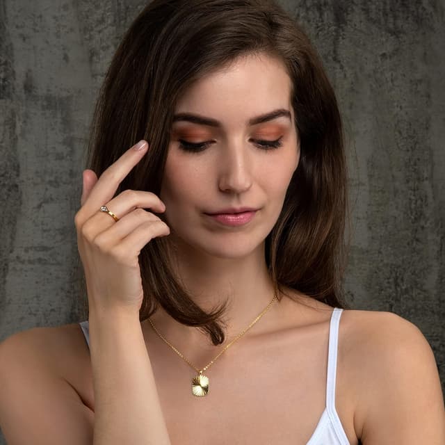 Detalle 2 de ZAVANA collana da donna con ciondolo rettangolare “taglio diamante” placcata oro o rodio, girocollo regolabile 40+5 cm