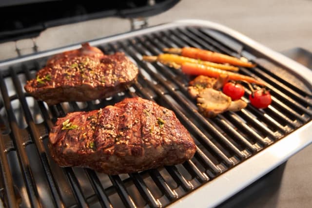 Detalle de Weber Lumin Compact Black mit Untergestell – kompakter Elektrogrill für bis zu 6 Personen