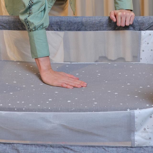 Detalle de 100% Pure Jersey Cotton Cot Bed Sheets 140 x 70 Fitted (3 Pack) + Waterproof Protector Pad – Star Print, Gray/White