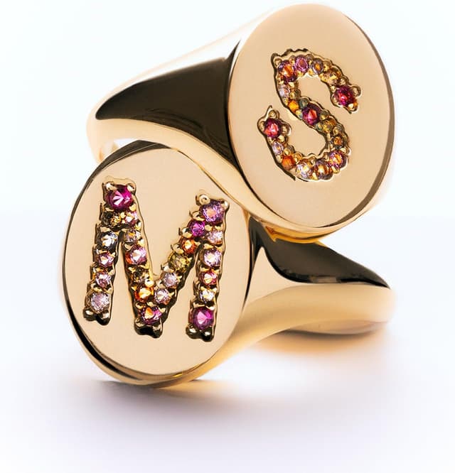 Detalle 2 de SINGULARU Anillo Signet letra R, baño 18 Kt 💍