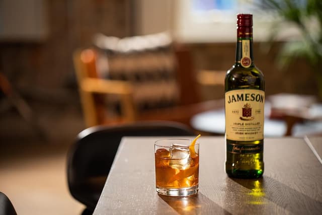 Detalle 2 de Jameson Original Whiskey Irland茅s 1L 馃