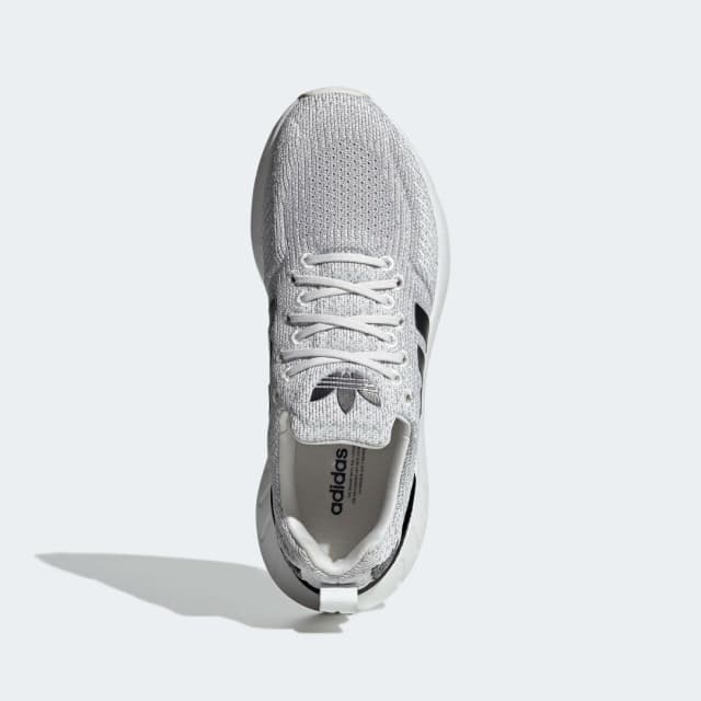 Detalle 2 de adidas Swift Run 22 en blanco: zapatilla Swift Run 22 para el día a día