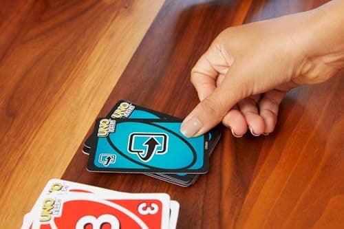 Detalle 2 de Mattel Games UNO Flip! (GDG37), juego de cartas en lata con cartas a doble cara para +7 años