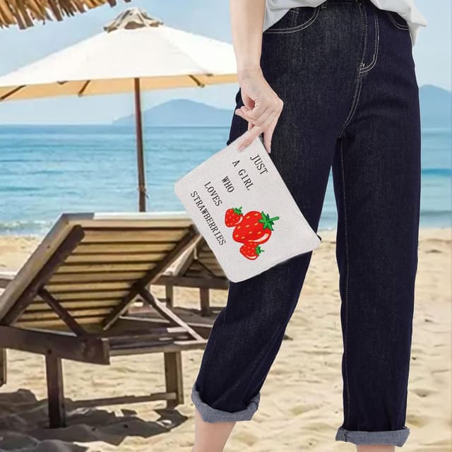 Detalle 2 de LEVLO Funny Strawberry cotton canvas cosmetic bag ("Just A Girl Who Loves Strawberries")