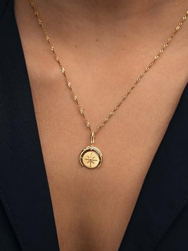 Detalle 2 de Charm SINGULARU Charm Medallion Moonset en latón bañado en oro de 18 Kt con circonitas