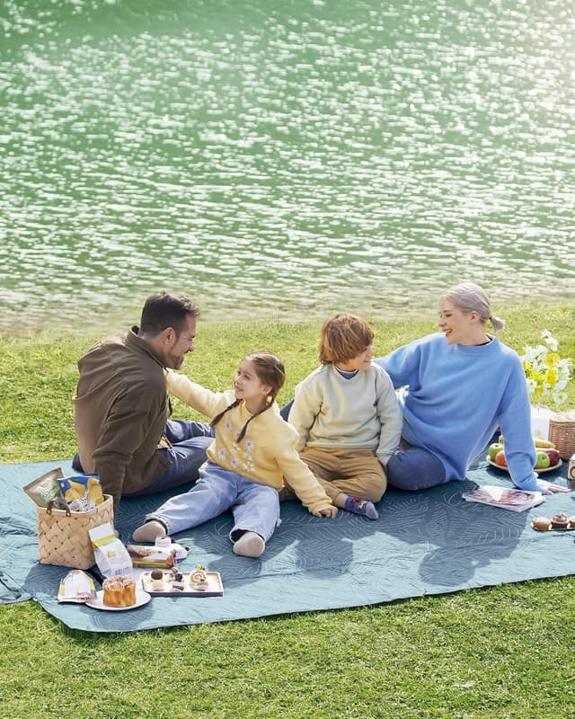 Detalle 2 de SONGMICS Picknickdecke GCM310Q03, 300 x 200 cm (hellblau) – wasserdicht & faltbar mit 4 Erdankern