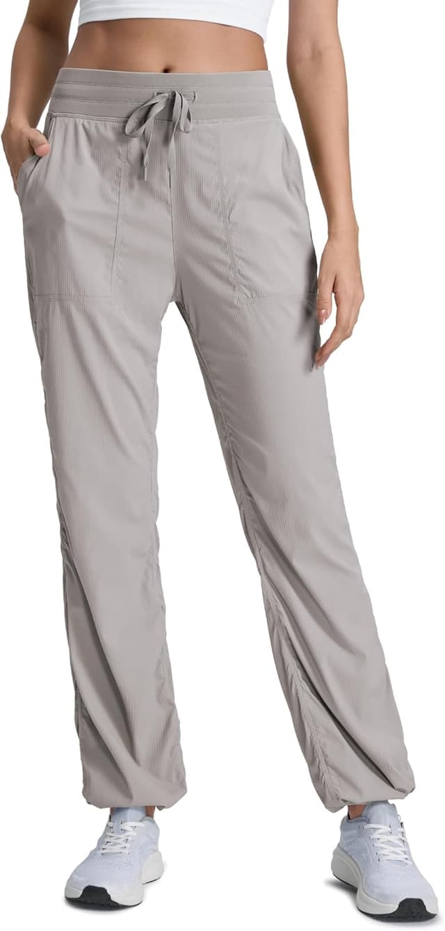 Detalle de CRZ YOGA Pantalons décontractés légers à poches pour femmes — légers, respirants et séchage rapide