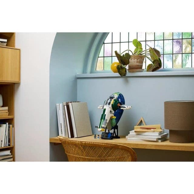 Detalle de LEGO Star Wars Nave Estelar Clase Firespray de Jango Fett (75409) con 2 minifiguras y 2.970 piezas