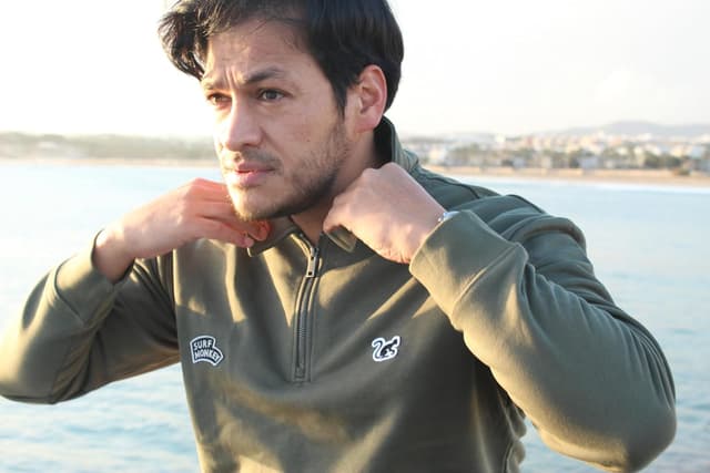 Detalle 2 de Surf Monkey Sweat 1/4 zip en coton biologique et polyester recyclé – col type polo