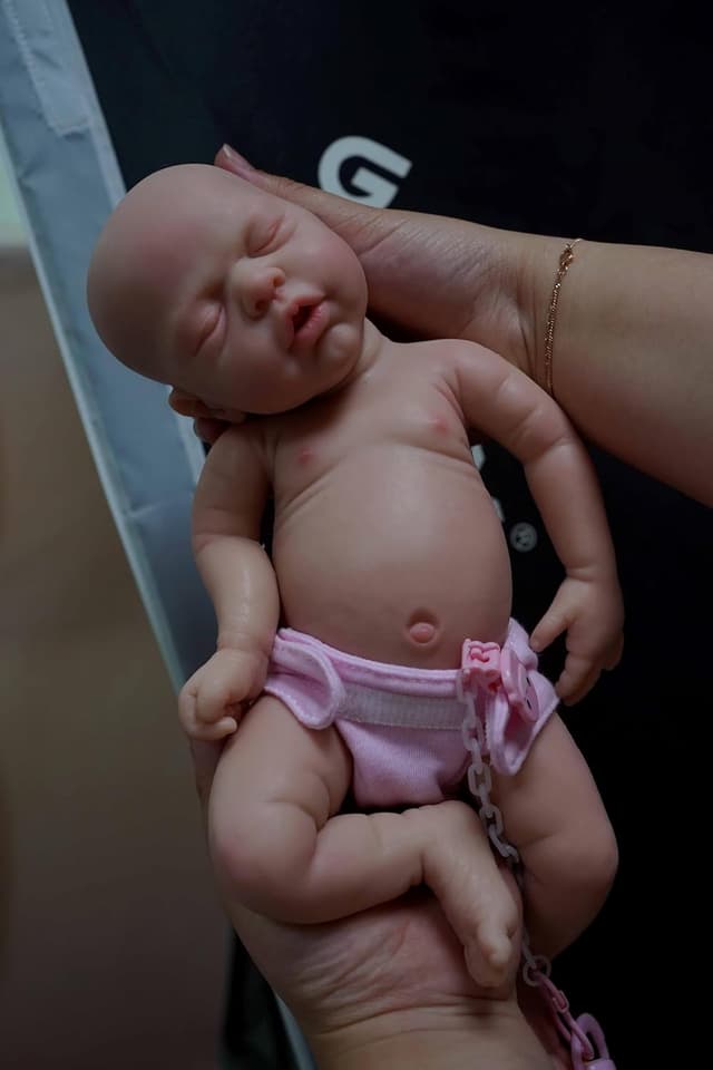 Detalle 2 de MYREBABY 12" Lifelike Reborn Baby Doll (Full Silicone) with Clothes Set & Feeding Accessories