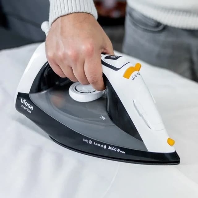 Detalle 2 de Ufesa PV3650 Mérida plancha de vapor 3000 W
