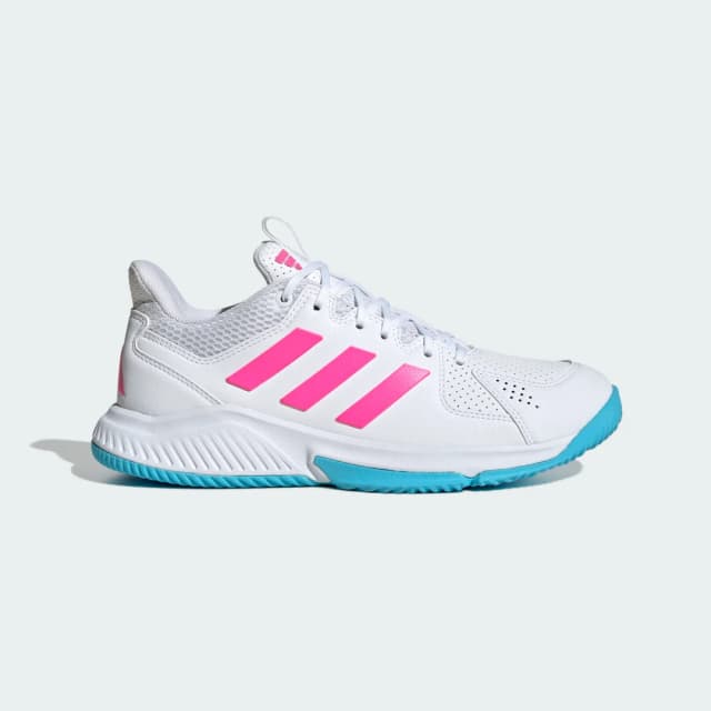 Detalle de adidas Court Flight en color blanco: zapatilla de estilo clásico para el día a día