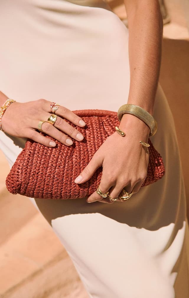 Detalle 2 de SINGULARU Anillo Single Cross, latón baño 18 Kt Talla 12 💍