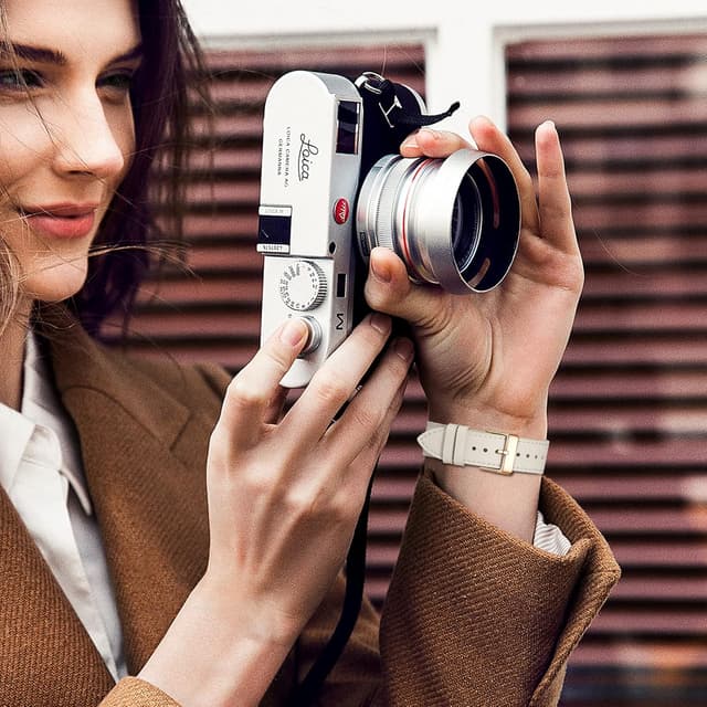 Detalle de QAZNZ Leather Straps for Apple Watch (38/40mm, 41/42mm) — replacement leather band for Series 9–1 & SE