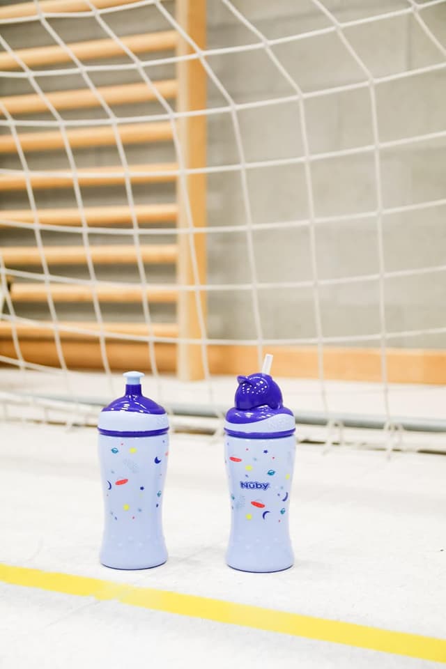 Detalle de Nuby 2er Pack auslaufsichere Trinkflaschen: Flip-it Trinklernflasche 360 ml + Pop-up Trinklernbecher (BPA-frei) – Blau