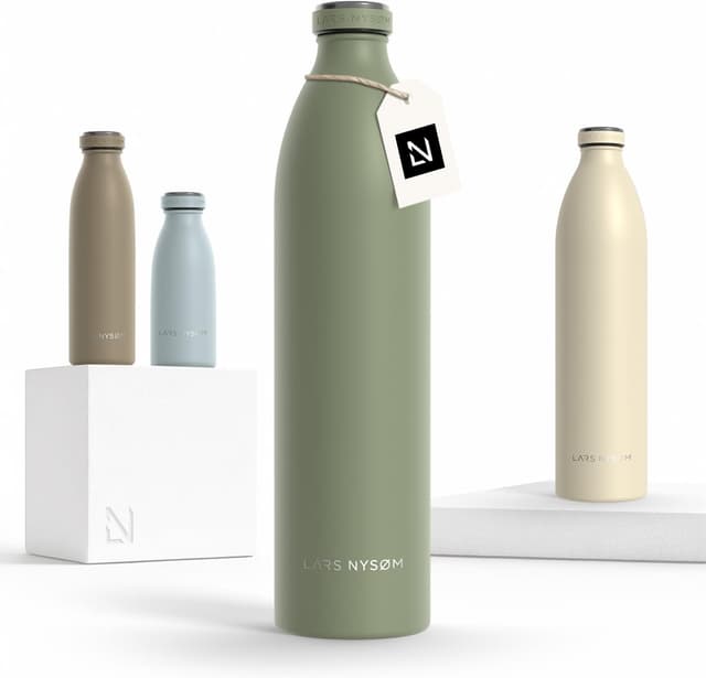 Detalle de LARS NYSØM Edelstahl-Trinkflasche „Ren“ XL 1.500 ml (Sage Green) – Thermosflasche für unterwegs, kohlensäuregeeignet