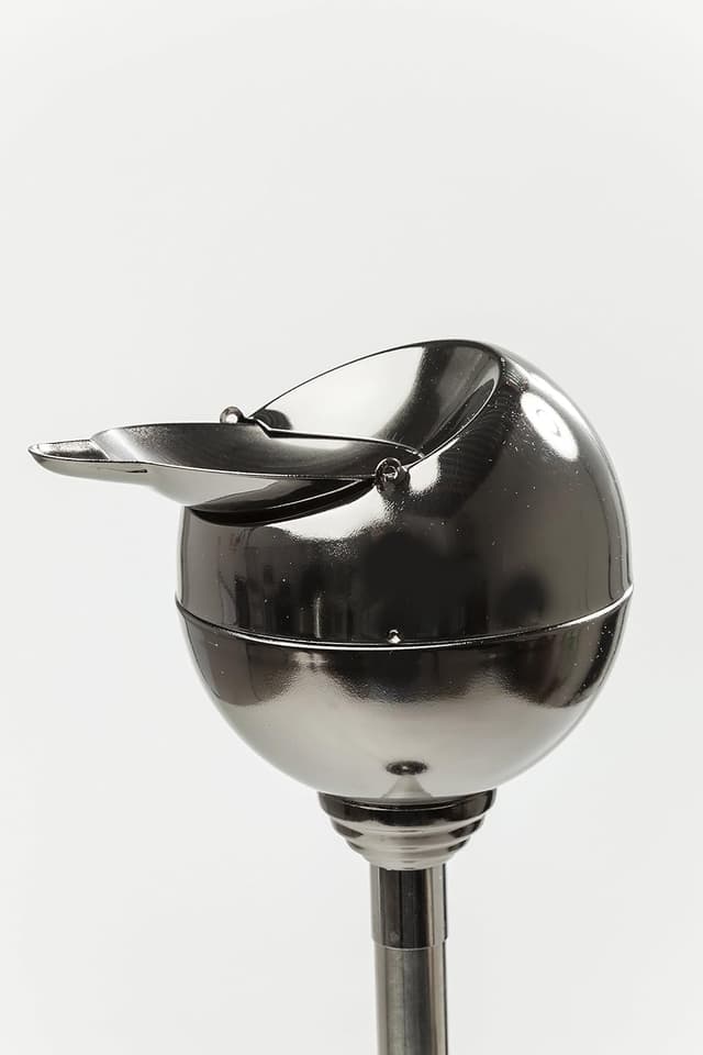 Detalle de Kare Design Spheric standing ashtray (silver) – height-adjustable chrome-plated steel floor ashtray