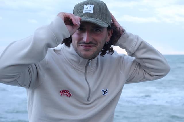 Detalle de Surf Monkey felpa uomo in cotone biologico 1/4 zip con mezza cerniera