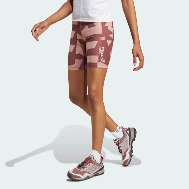 Detalle de adidas Terrex Multi 8-Inch Printed: mallas cortas rosa para trail y actividad