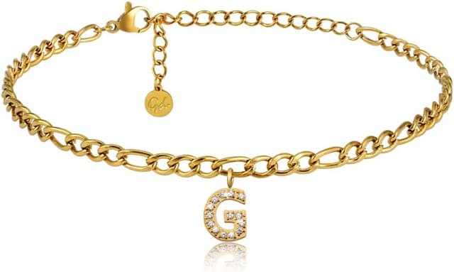Detalle de GD GOOD.designs EST. 2015 Bracelet de cheville doré 18K avec lettres — chaîne réglable 22–27 cm, acier inoxydable
