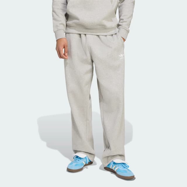 Detalle de Pantalón con dobladillo abierto Trefoil Essentials de adidas (gris)