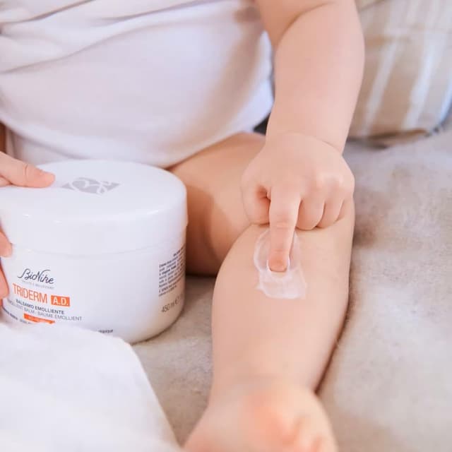Detalle 2 de Bionike Triderm A.D. balsamo corpo emolliente idratante e riparatore per pelli atopiche, 450 ml