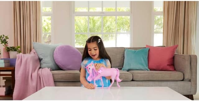 Detalle 2 de Barbie Unicornio Galopa y brilla JCP78