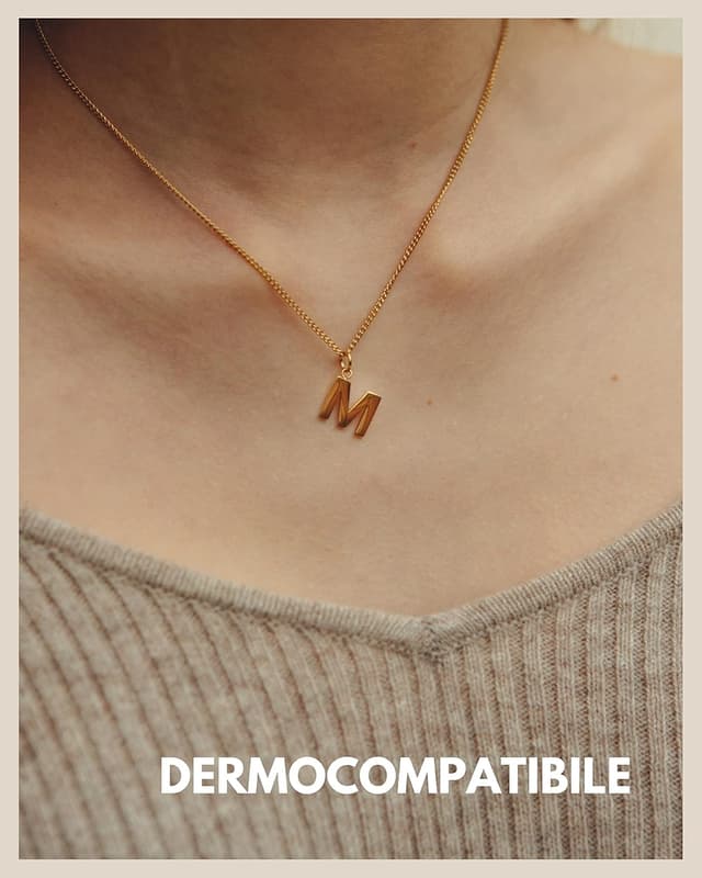 Detalle 2 de GD GOOD.designs EST. 2015 collana con lettere in oro 18 carati, resistente all’acqua (A-Z)