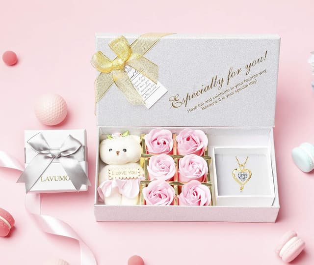 Detalle de LAVUMO Herz Kette für Damen aus 925 Silber, Messing & „I love you“ Gravur – personalisiertes Schmuckgeschenk