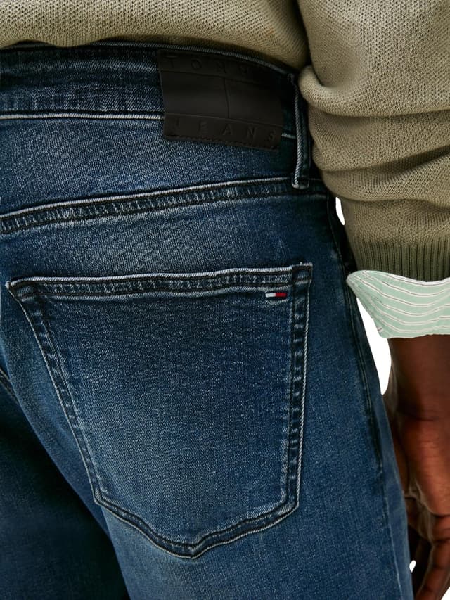 Detalle de Tommy Jeans Men’s Austin Slim Tapered Fit Jeans (5-pocket, regenerative cotton blend)